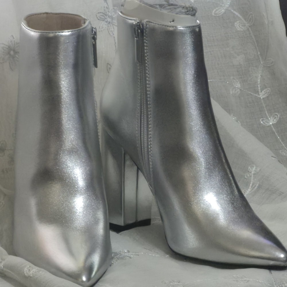 Shoe Dazzle Metallic Silver Heeled Boots
